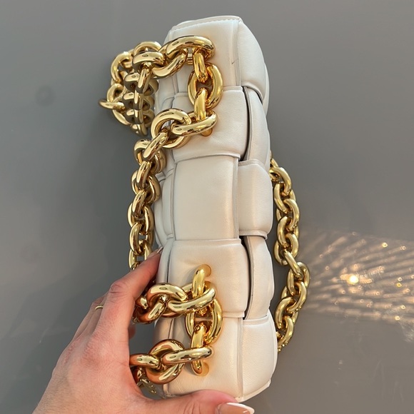 BOTTEGA VENETA
SIZE: 10”W x 7”H x 3”D
5” Gold Handle Drop
20” Strap Chain Drop - Picture 4 of 7